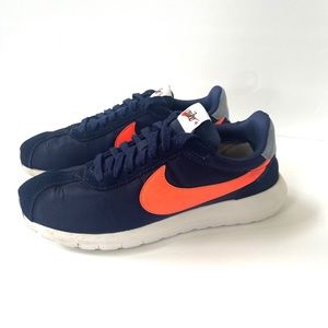 Woman’s Nike Sneakers Tennis Shoes in Navy + Orange (Size 9)